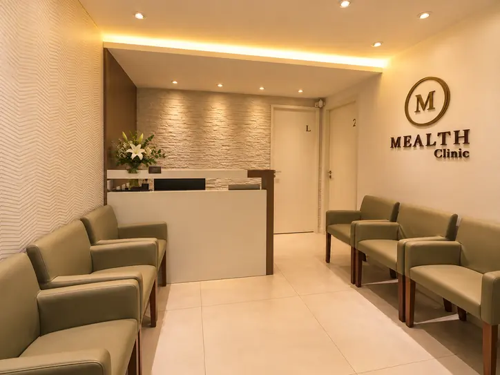 Sala de espera da Mealth Clinic com a logo na parede