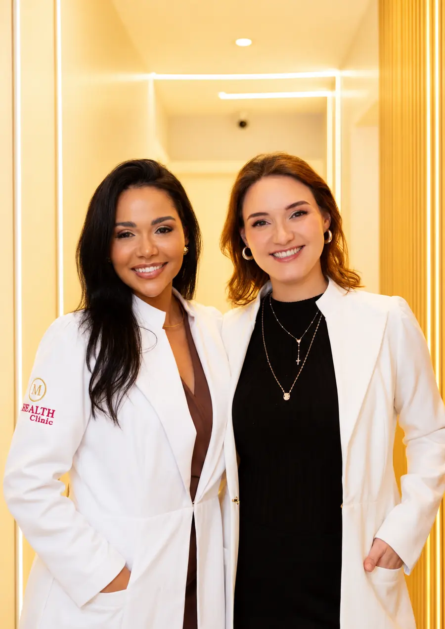 Dras. da Mealth Clinic, de jaleco, na recepção da clínica